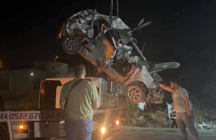 Gaziantep'te 7 kişinin hayatını kaybettiği kazada araçlar yoldan kaldırıldı