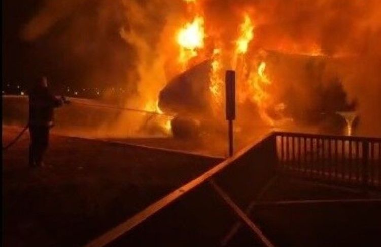 Kars'ta seyir halindeki tır alev alev yandı: Şoför son anda kurtuldu
