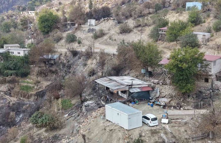 Kozan'daki orman yangınında evleri yanan ailelere konteyner desteği