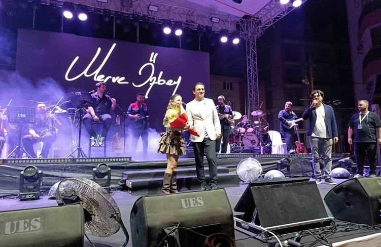 Merve Özbey, Selendi'yi şarkılarıyla coşturdu