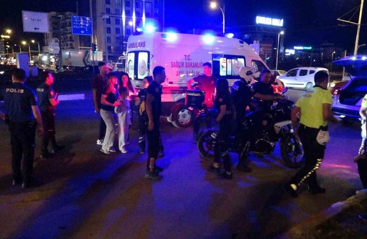 Otomobille çarpışan araç ters döndü: 2 yaralı