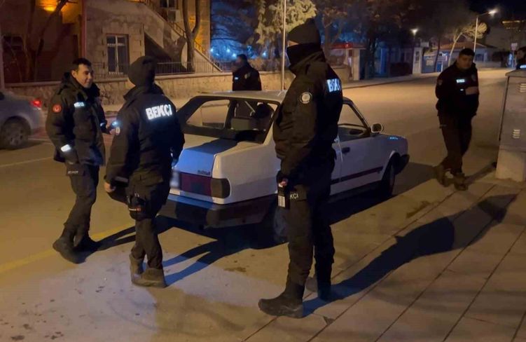 Aksaray polisinden şok uygulama: Araçlan ve şahıslar didik didik arandı