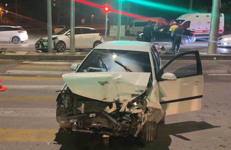 Aksaray'da 4 araçlı zincirleme kaza: 3 yaralı