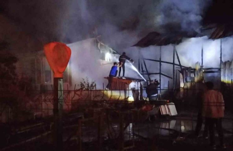 Bolu'da korkutan yangın: Samanlıkta başlayan alevler eve sıçradı