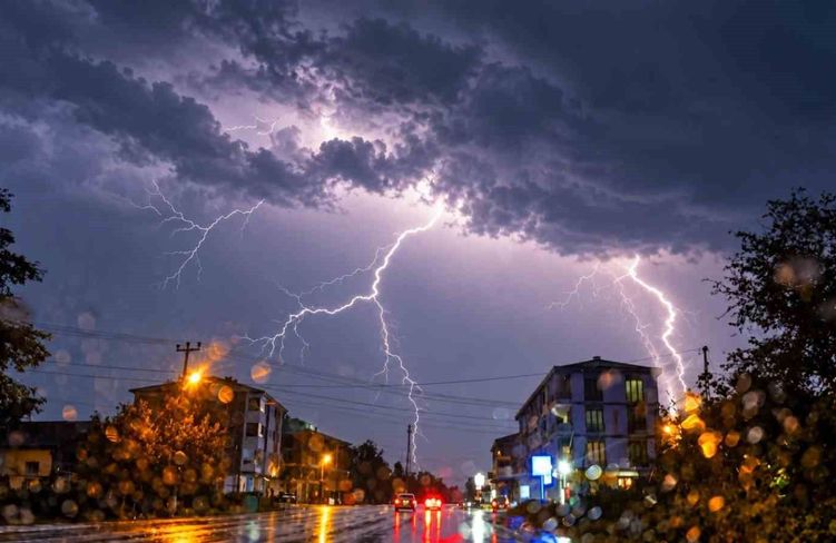 Düzce'de gece yarısı gök gürültülü sağanak yağış başladı