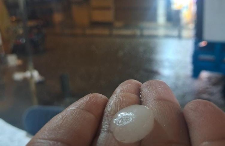 Kilis'te aniden bastıran dolu yolları beyaza bürüdü