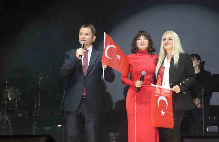 Osmangazi'de Cumhuriyet coşkusu Göksel'in şarkılarıyla taçlandı