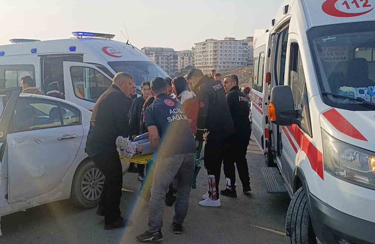 Siirt'te otomobil ile motosiklet çarpıştı: 2 yaralı