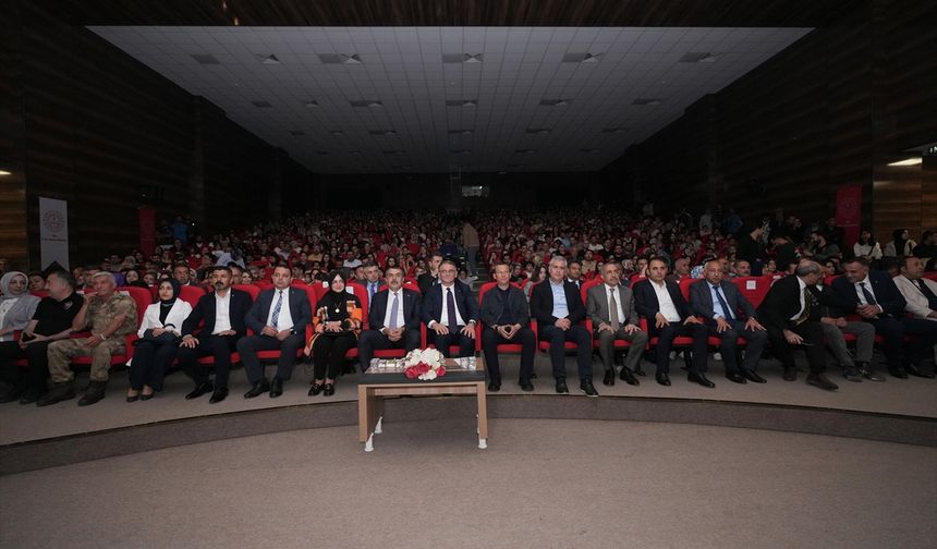 Bakan Tekin, Van'da Maarif Orkestrası ve Halk Dansları Topluluğu'nun gösterisini izledi: