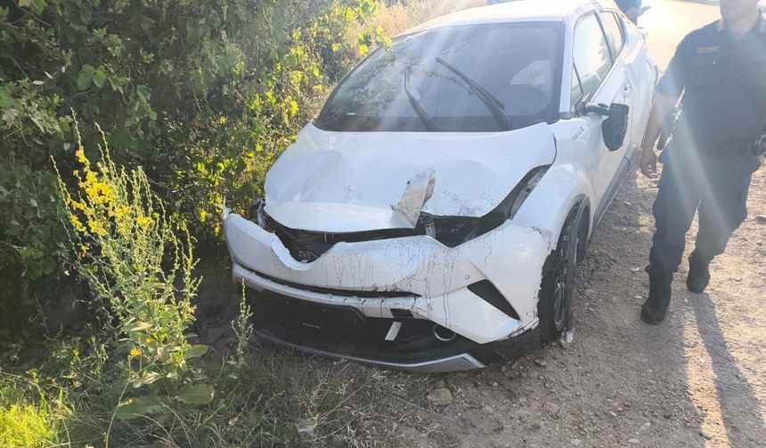 Bodrum'da EDS ve hız tabelasına çarpan otomobilin devrildiği anlar güvenlik kamerasında