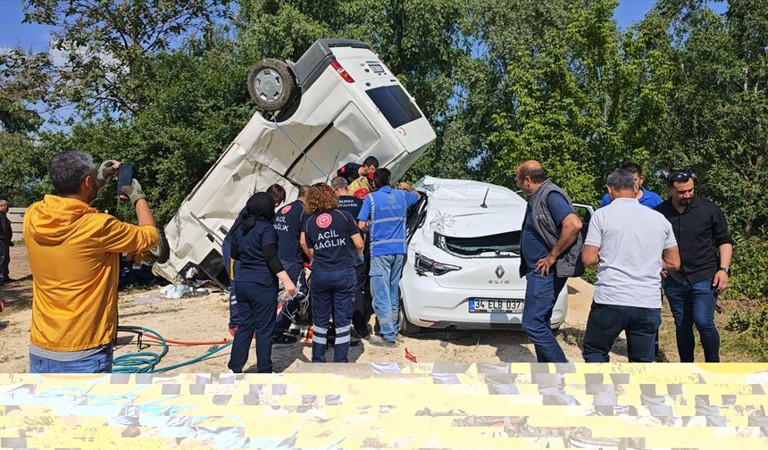 Bursa'da otomobil ile panelvanın çarpıştığı kazada 3 kişi yaralandı