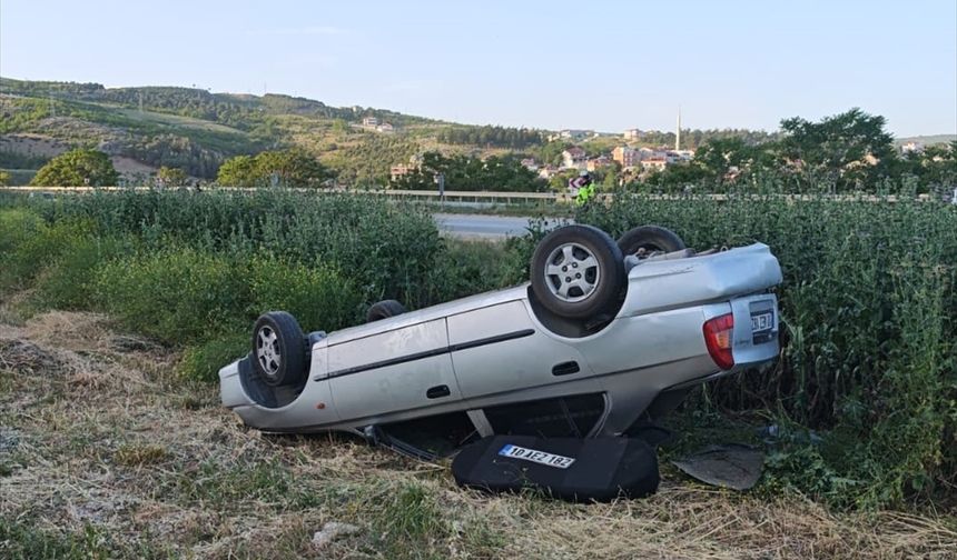 Bursa'da şarampole devrilen otomobildeki 5 kişi yaralandı