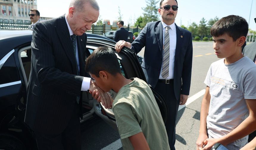 Cumhurbaşkanı Erdoğan, Adıyaman'dan gelen çocuklarla görüştü