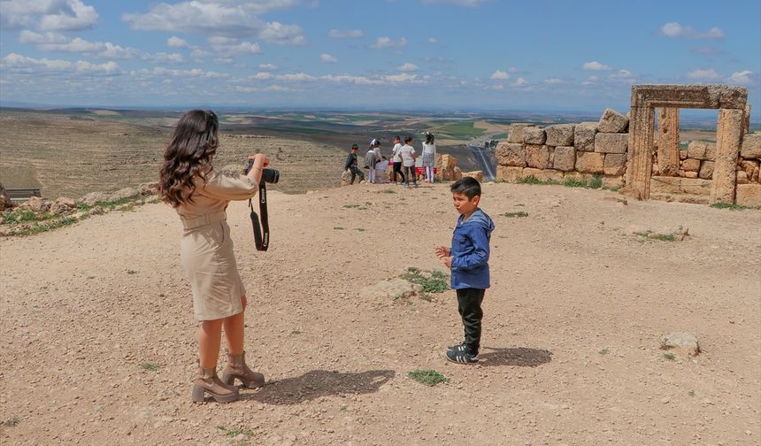 Diyarbakır'ın "minik kültür elçileri" tarihi mekanları tanıtıyor