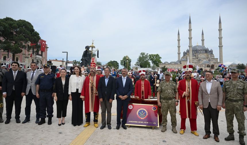 Edirne'de Jandarma Mehteran Birliği, İstanbul'un fethinin 572. yılı dolayısıyla konser verdi