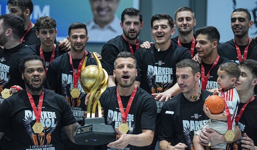 Hentbol Erkekler Süper Lig play-off final serisi üçüncü maçında Nilüfer Belediyespor'u 36-31 yenerek durumu 3-0'a getiren Beşiktaş, şampiyon oldu