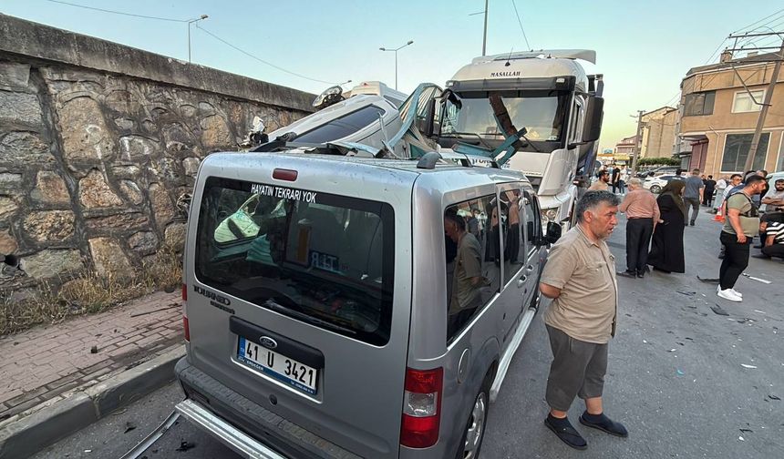 Kocaeli'de istinat duvarından alt sokağa düşen otomobil asılı kaldı