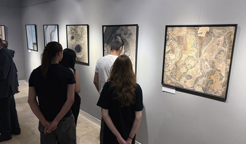 Tekirdağ'da Macar fotoğrafçı Milan Radisics'in 'Ayak İzlerimiz' sergisi açıldı
