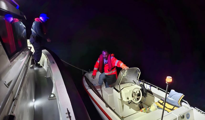 Trabzon'da denizde sürüklenen tekne kurtarıldı