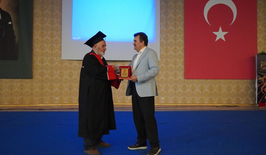 Ziraat yüksek mühendisi 71 yaşında dördüncü üniversitesinden mezun oldu