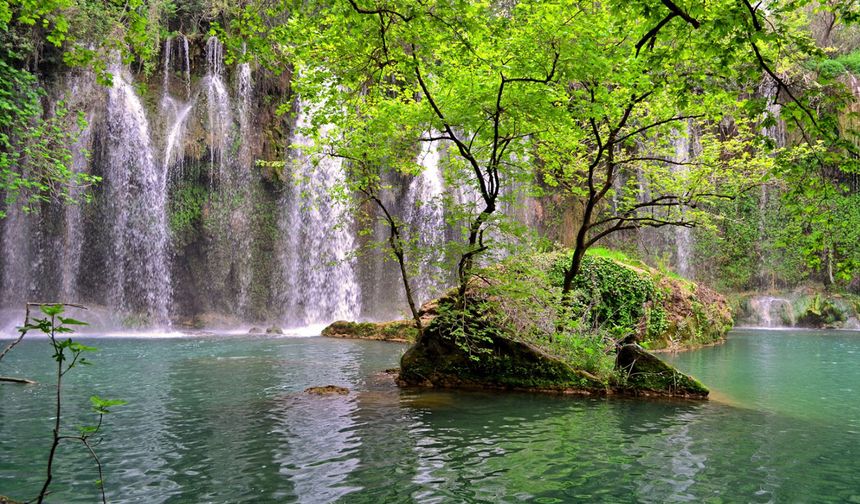 Doğal güzelliğiyle hayran bırakan Kurşunlu Şelalesi sıcaktan bunalanları ağırlıyor