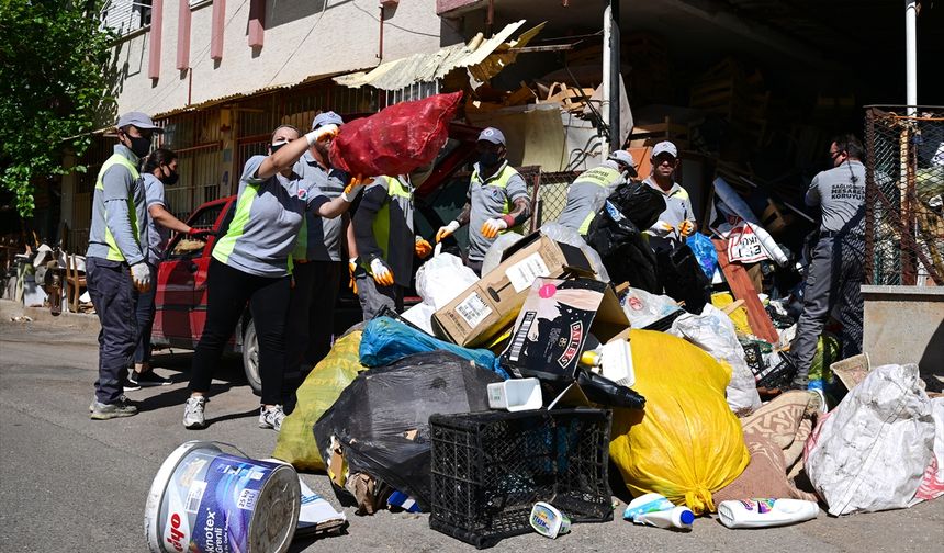 Antalya'da 6 katlı binadan 20 kamyon çöp çıktı