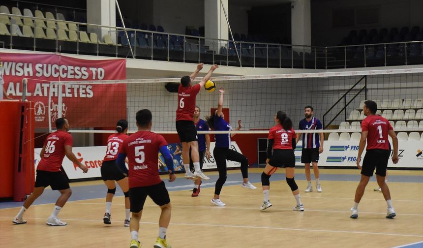 Antalya'da kamu kurumları çalışanları voleybol turnuvasında mücadele etti