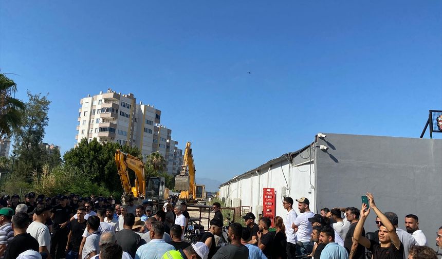 Antalya'nın Aksu ilçesindeki kaçak işletmeler yıkıldı