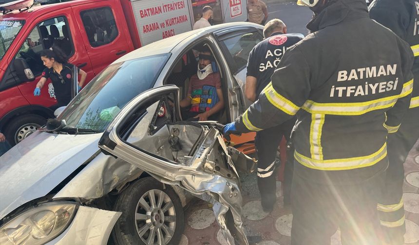 Batman'da iki otomobilin çarpıştığı kazada yaralanan sürücü sıkıştığı yerden ekiplerce kurtarıldı