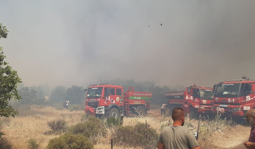 Çanakkale'de tarım arazisinde çıkan yangına havadan ve karadan müdahale ediliyor
