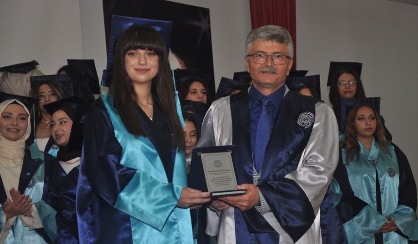 Ege Üniversitesi Ödemiş Sağlık Bilimleri Fakültesi'nde mezuniyet töreni yapıldı
