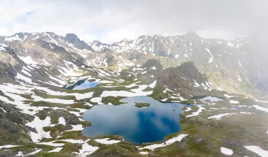 Erzurum'da 3 bin 200 rakımdaki Yedigöller'de kar ve yaz bir arada