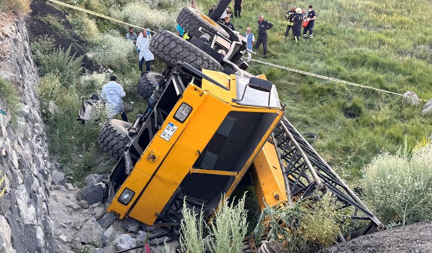 Erzurum'da devrilen vincin altında kalan operatör hayatını kaybetti