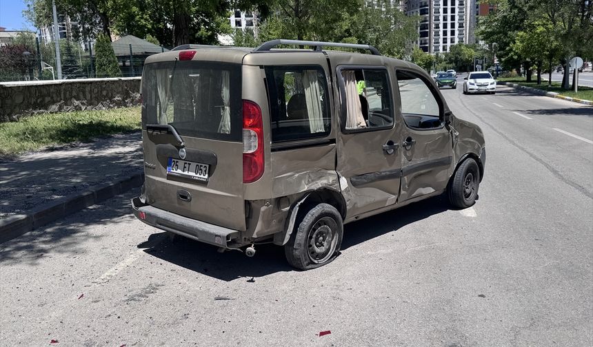 Erzurum'da hafif ticari araçla çarpışan motosikletin sürücüsü ağır yaralandı