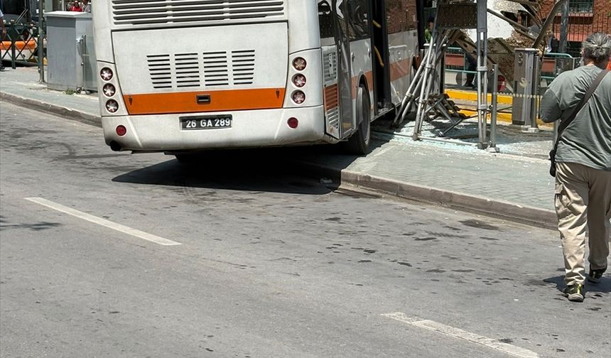 Eskişehir'de sürücüsü fenalaşan belediye otobüsünün çarptığı tramvay durağındaki kişi yaralandı