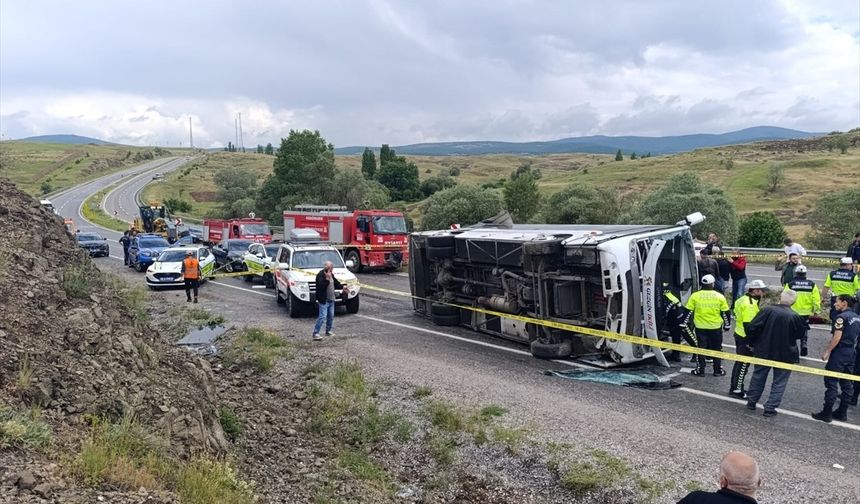 GÜNCELLEME - Yozgat'ta cenaze töreninden dönenleri taşıyan midibüs devrildi: 2 kişi öldü, 15 kişi yaralandı