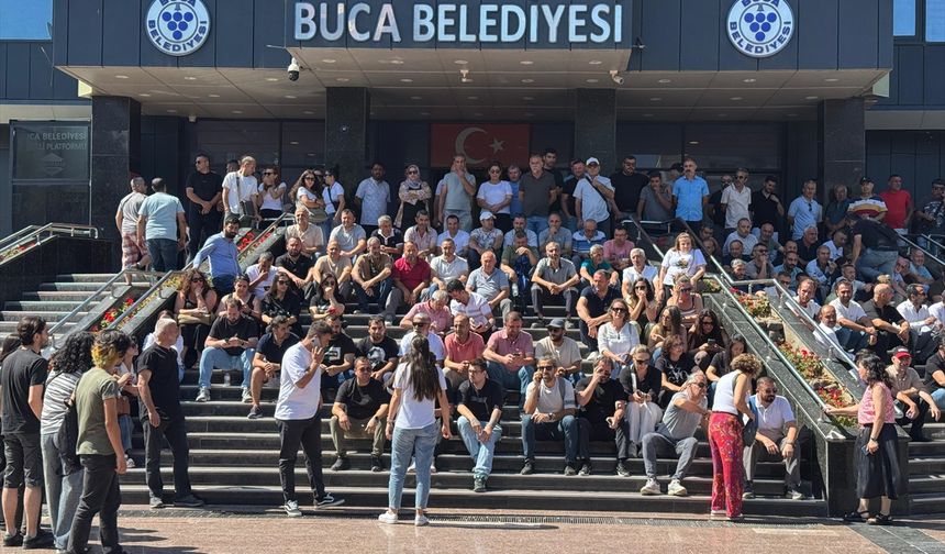 İzmir Buca'da işçilerin grevi sebebiyle oluşan çöp yığınları tepkilere neden oluyor