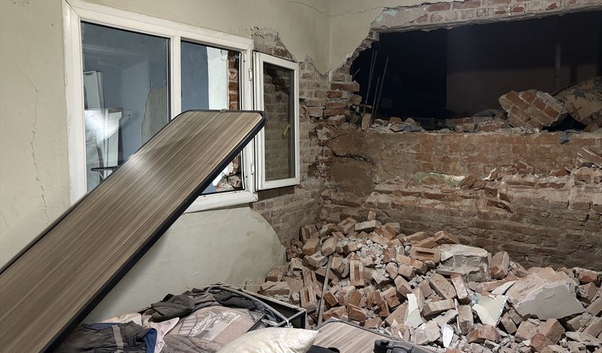 İzmir'de tünel inşaatı nedeniyle evin duvarı yıkıldı