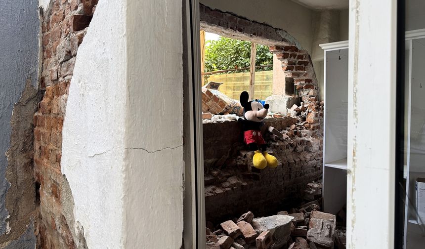İzmir'de tünel inşaatı nedeniyle evleri zarar gören mahalle sakinleri çözüm istiyor