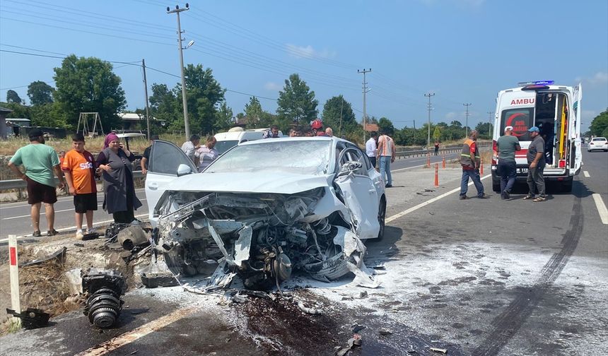 Sakarya'da kaza yaptıktan sonra yangın çıkan araçtaki karı koca yaralandı