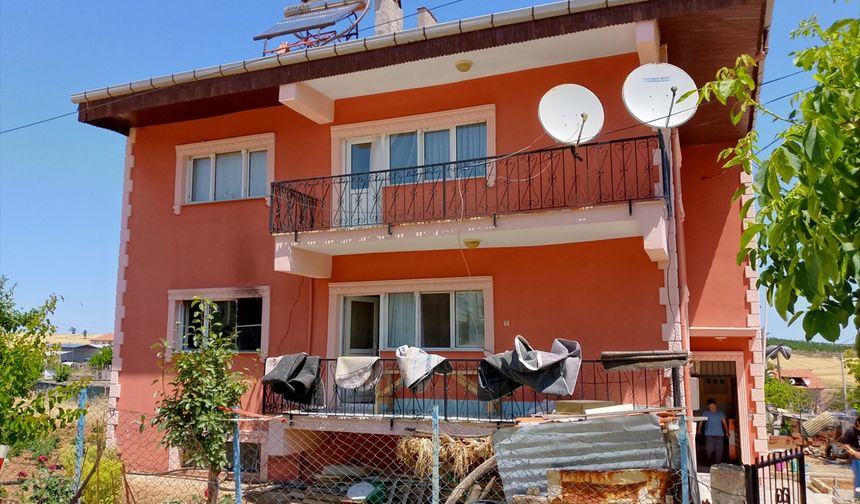 Uşak'ta evde çıkan yangında 3 kişi dumandan etkilendi