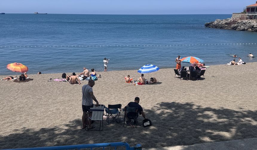 Zonguldak ve Düzce'de sıcaktan bunalanlar sahil ve mesire alanlarında serinledi