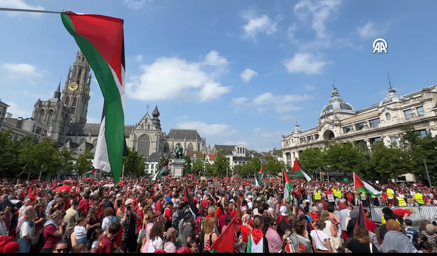 Belçika'nın Anvers kentinde “Gazze için Kırmızı Çizgi” protestosuna binlerce kişi katıldı