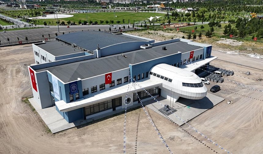 Kayseri'de uçağı andıran mimarisiyle dikkati çeken uzay ve havacılık lisesi tanıtıldı