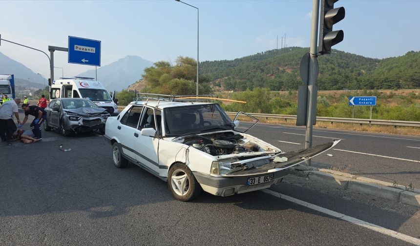 Adana'da otomobillerin çarpışması sonucu 1 kişi yaralandı