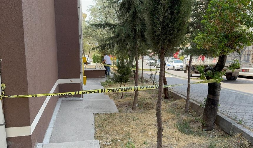 Aksaray'da 4. kattan düşen çocuk ağır yaralandı