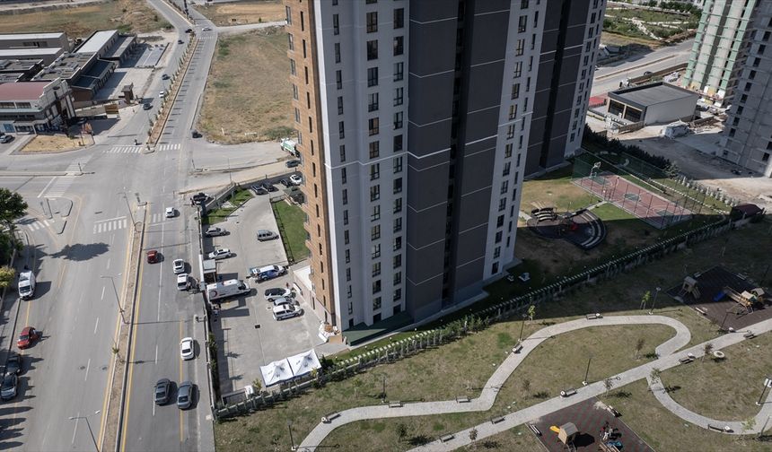 Başkentte 26 katlı binadaki yangına ilişkin incelemeler sürüyor