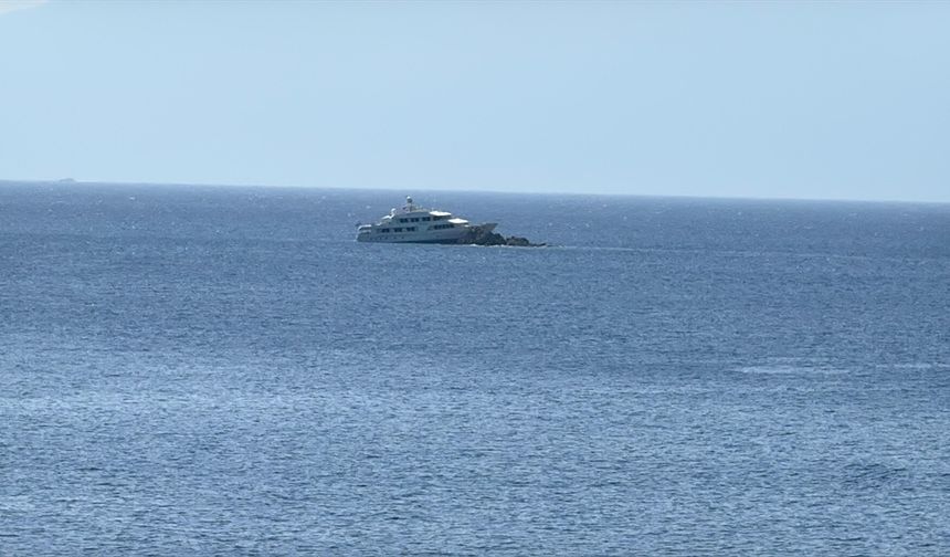 Bodrum açıklarında bir motoryat kayalıklara çarptı