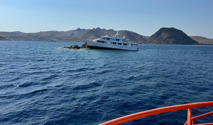 Bodrum açıklarında kayalıklara çarpan motoryatın kurtarılması için çalışmalar sürüyor