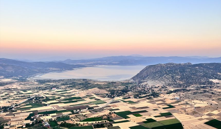 Burdur'da sıcak hava balonları Salda Gölü manzarası eşliğinde havalandı